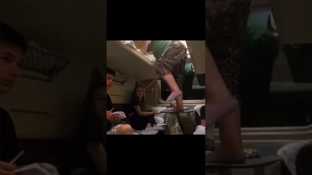 Очень крепкий столик в вагоне поезда плацкарт рейса "Москва-Владивосток"