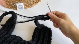 ОЧЕНЬ ПРОСТО И БЫСТРО! ШАПКА-УШАНКА И САМЫЕ ПРОСТЫЕ ЗАВЯЗКИ КРЮЧКОМ)