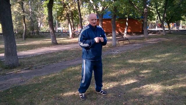 Медведь наносит двойной удар по пчеле смотреть онлайн