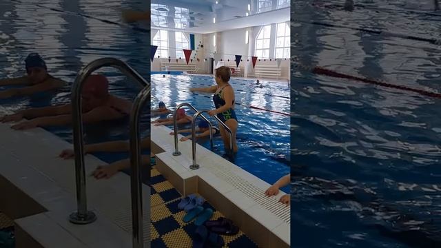 Растягиваем позвоночник в воде (Аквааэробика с Инной Михедовой) смотреть онлайн