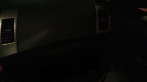 Подсветка нижнего бардачка и перчаточного ящика одним источником света на Mitsubishi Outlender XL.