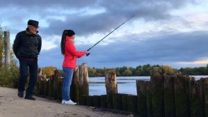 ВЫЖИВАЮ, КАК УМЕЮ. ПЕРВАЯ РЫБАЛКА. РОДИТЕЛИ ПОДАРИЛИ УДОЧКУ И НАУЧИЛИ ЛОВИТЬ РЫБУ.