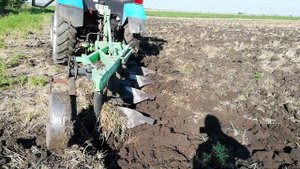 Закончил мучения с плугом Бомет. Изменил угол отвала.