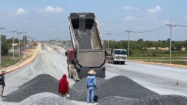 Hyundai dump truck unloading for road construction Ep 04 смотреть онлайн