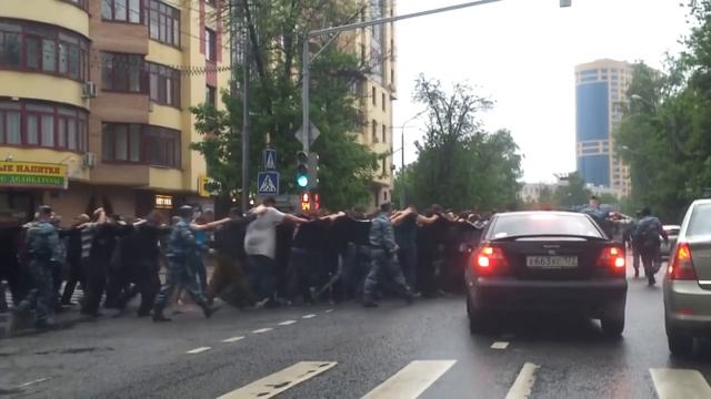 Полиция ведет мигрантов смотреть онлайн