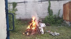 БАЛОН монтажной пены в КОСТРЕ ,,, случайно ,,