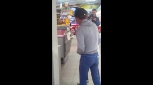 Пьяный мужик разговаривает с зеркалом , давай проходь