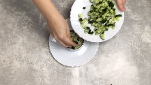 КАК ПРИГОТОВИТЬ САЛАТ ИЗ КОНСЕРВИРОВАННОЙ СКУМБРИИ С ЯЙЦОМ И ОГУРЦОМ? Простой, за 10 минут