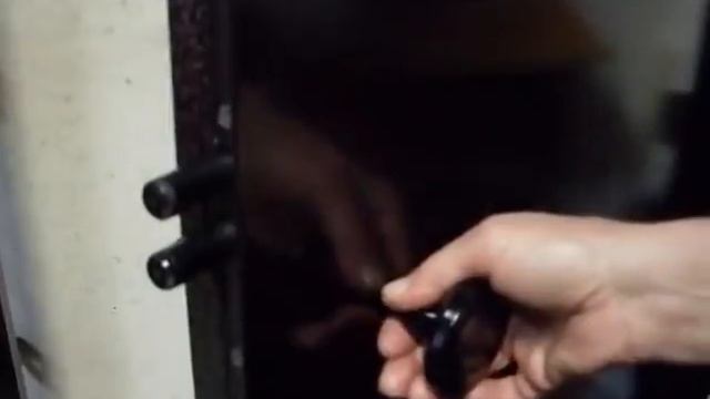 Замок с проволокой. Как открыть навесной замок без ключа самостоятельно. Врезной боковой замок без ключа. Приспособление для взлома замков. Механизм взламывания замка.