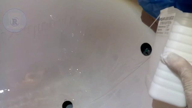 Процесс нанесение жидкого акрила, реставрация чугунной ванны.