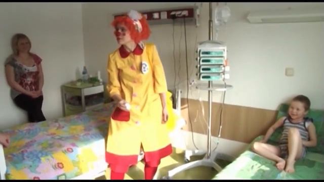 Больничный клоун зачем ты нужен?