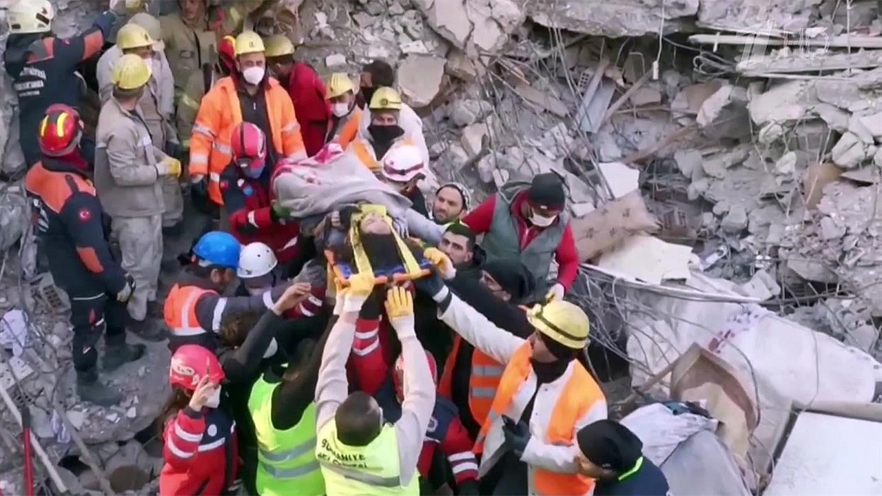 В Турции спасли женщину и детей спустя 110 часов после землетрясения