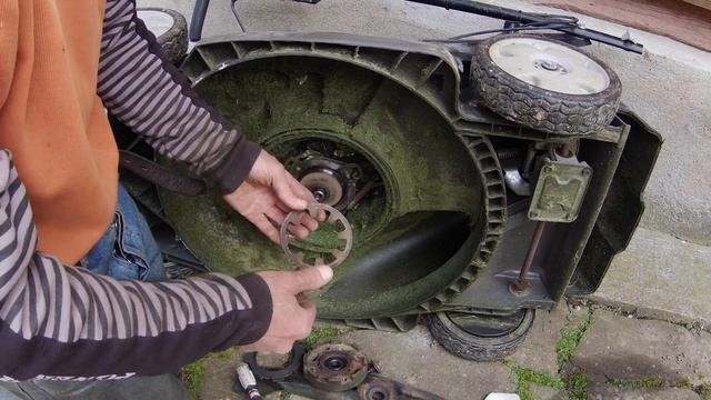 Ремонт газонокосарки HONDA HRX 537 / Не крутиться-пробуксовує ніж / ПРИЧИНА