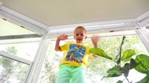 Bad Baby Упал со Шкафа Сrying Babies Accident! Kids Playing Doctor and Learn Colors with Bandage