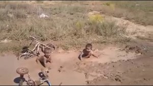 Дети купаются в грязи