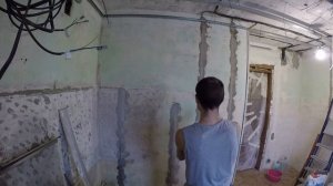 Чистка стены скребком удаление старых шпаклёвок и не только.