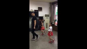 папа классно танцует с дочками (shuffle dance)