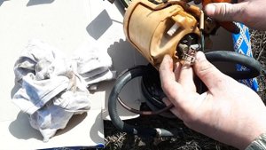 РЕВИЗИЯ БЕНЗОНАСОСА ФОЛЬКСВАГЕН ВЕНТО МАШИНА ДЁРГАЕТСЯ НА ХОДУ КАК СНЯТЬ БЕНЗОНАСОС