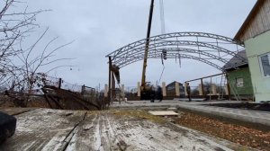 Каркас металлоконструкции арочного навеса под профилированный монолитный поликарбонат