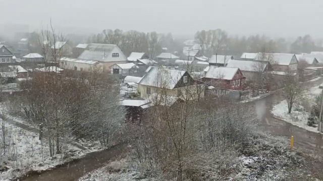 Осадки родники ивановская. Родник в снегу.