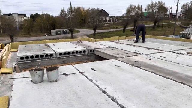 Смонтировали межэтажные плиты перекрытия первого этажа. Дом по проекту Кирпичный Стандарт 140 смотреть онлайн