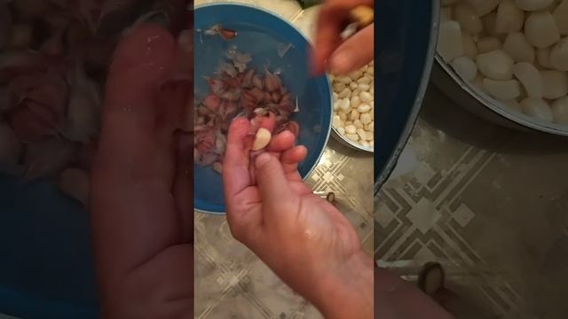 как быстро почистить зубчики чеснока. Особенно мелкие смотреть онлайн