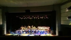 Брейк данс под симфонический оркестр.