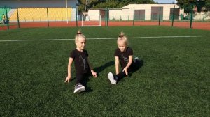 Утренняя зарядка для детей с элементами гимнастики от Златы и Миланы на стадионе.