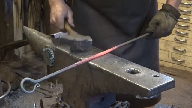 Forging a simple poker or fire rake - basic blacksmithing смотреть онлайн