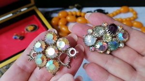 131. Распаковываем посылки вместе. Бусы, неопознанная брошь и немного бижутерного лома.