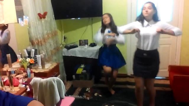 Две школьницы+танцы