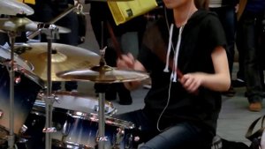 Девушка играет на барабанах