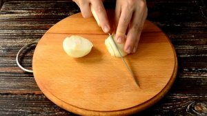 ? Филе минтая со сметаной, майонезом и луком в духовке — видео рецепт