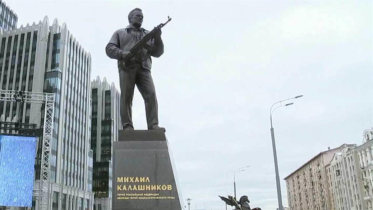 Памятник легендарному Михаилу Калашникову открыли в центре Москвы