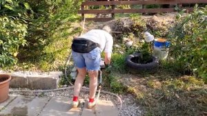 Шале и розы в горах Италии. Пруд с черепахами,  удобряю и обрабатываю  розы.Чаепитие в саду.