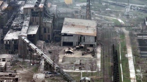Россия еще раз предложила блокированным на заводе "Азовсталь" в Мариуполе сложить оружие