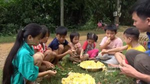 Picking jackfruit to eat with children in the village. Robert | Green forest life