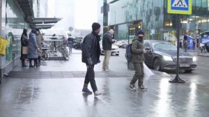 БОГАТЫЙ притворяется БОМЖОМ на улице | БОМЖ ВЫЗВАЛ КОРТЕЖ