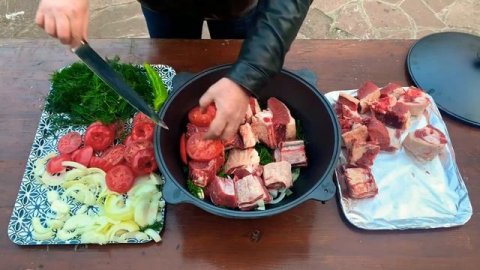 Хашлама из говядины в казане на костре. Говядина с помидорами в казане на костре / Просто и вкусно.