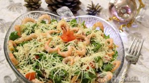 Салат с креветками, авокадо и рукколой