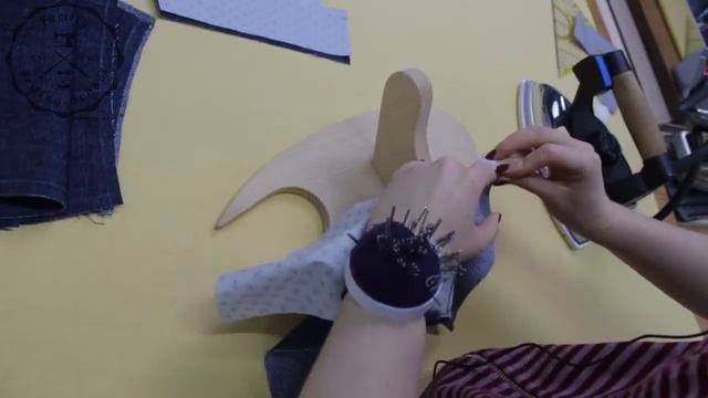 Шьем юбку. Стачиваем косую бейку и настрачиваем накладной карман. смотреть онлайн