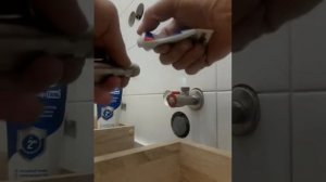 монтаж кранов  под раковиной