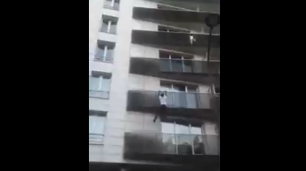 Мужчина спас ребенка, забравшись на четвертый этаж по балконам 