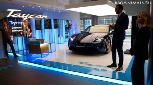 Автосалон Порше Центр Ленинский изнутри. Новый Porsche Taycan