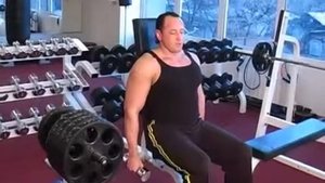 Подъём гантелей на бицепс сидя на прямой скамье