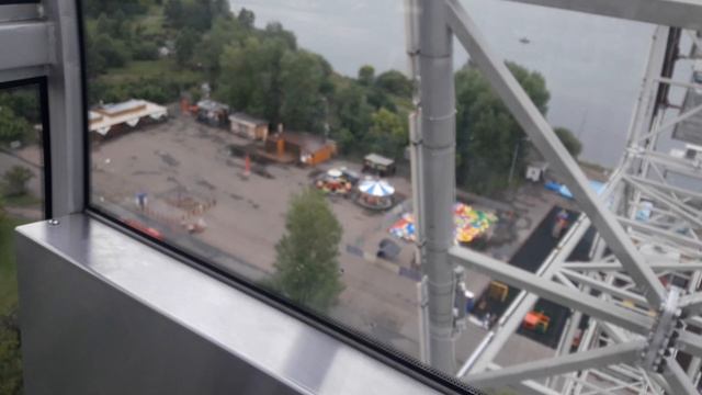 Смотрите видео "30 метров над уровнем счастья. Церемония бракосочетания на колес