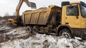 Самосвал мерседес застрял.
