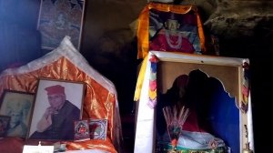 Горный монастырь в Тибете. Лама показывает буддийские святыни