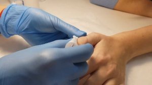 Прищемила палец дверью