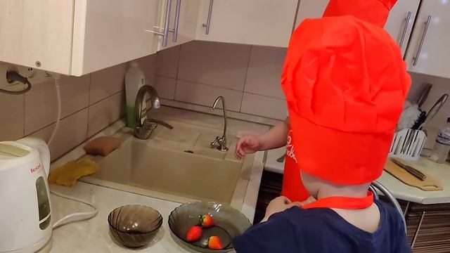 Vlog? ЗАВТРАК ЧЕМПИОНА Дети варят кашу. Готовят сами. 4 и 2 года. Илья и Никита. смотреть онлайн